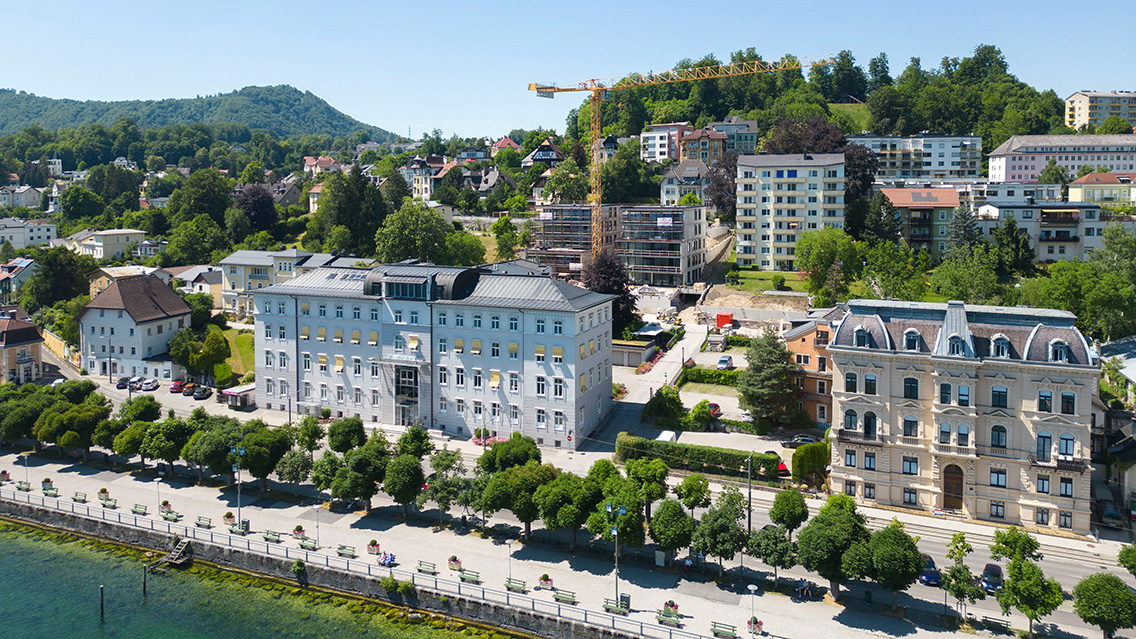 Satori + Gmunden vom See aus